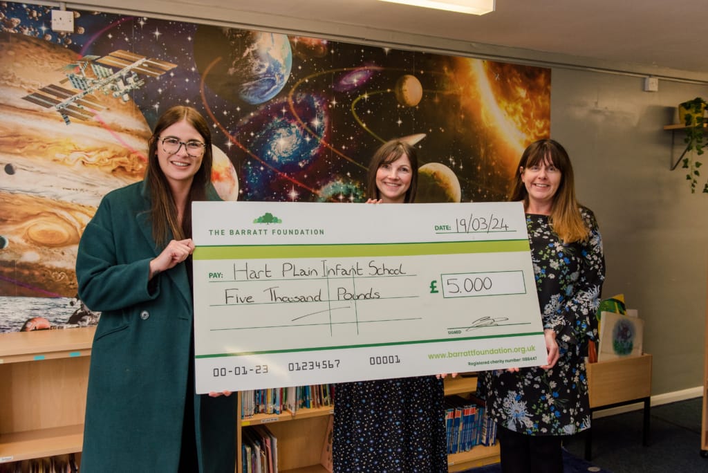 Barratt Homes donates to Hart Plain Infant School